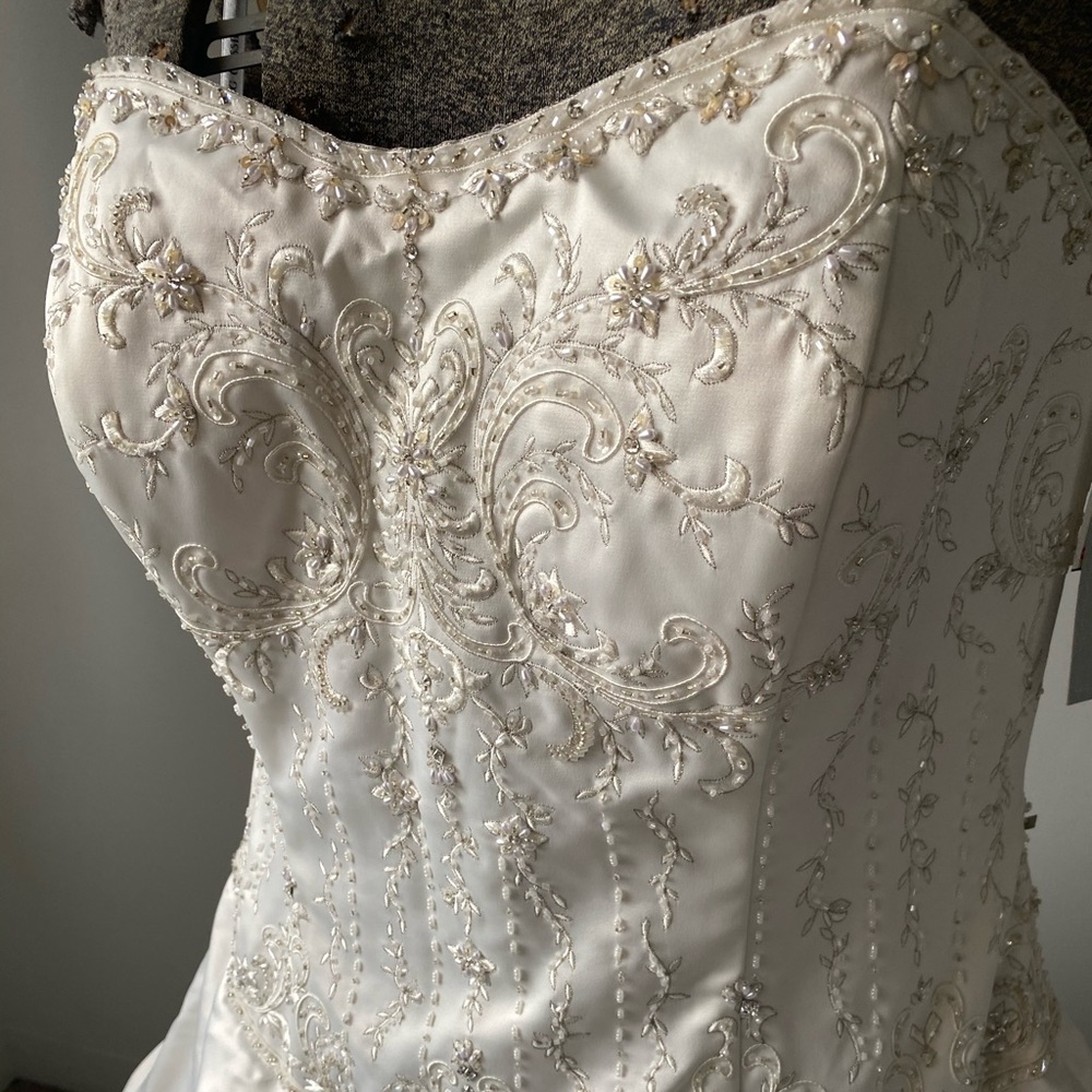 Brand new wedding gown